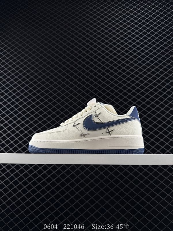 Nike Lifestyle Sneakers – Beige/Navy