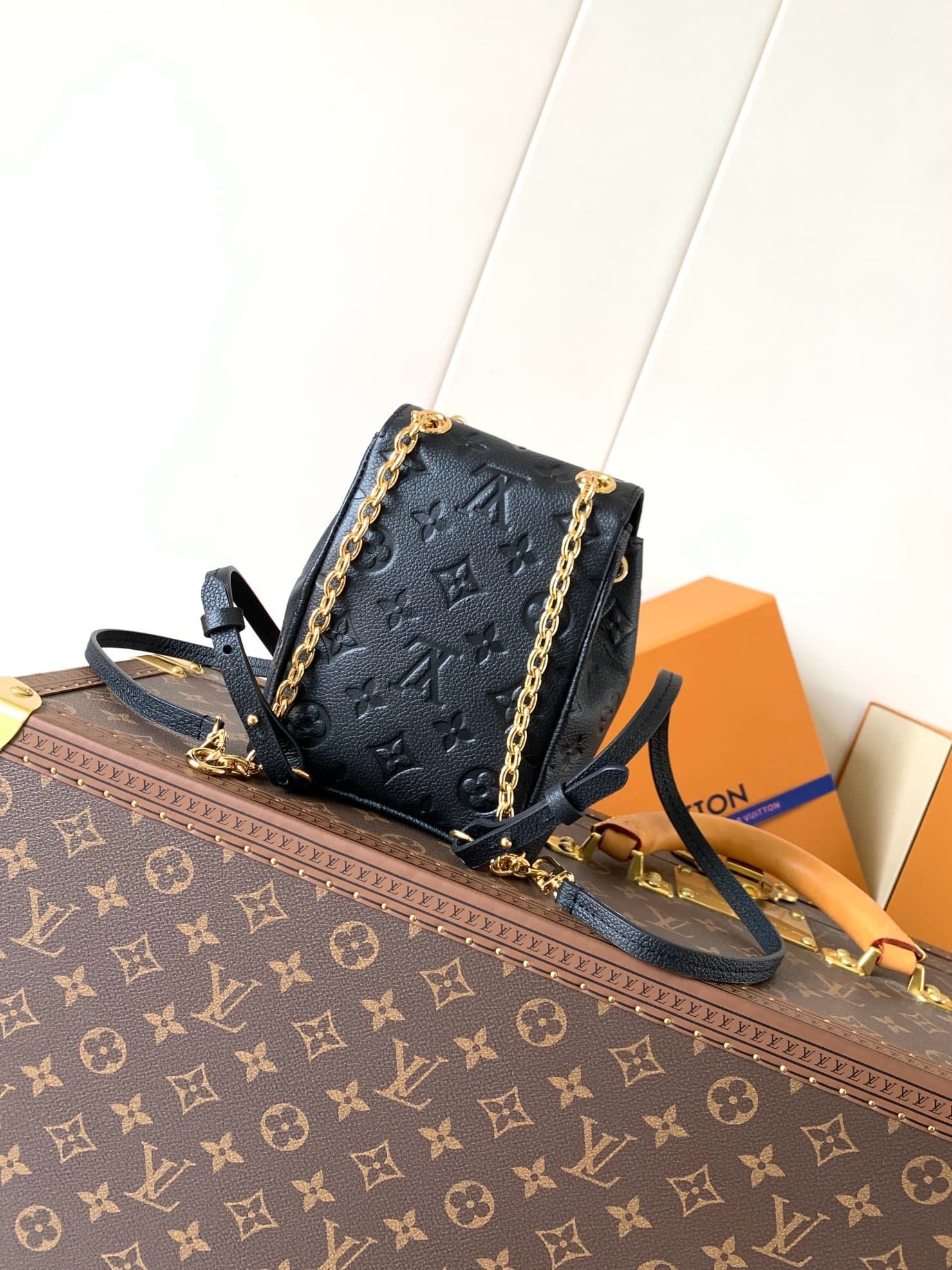 Louis Vuitton Chain Bag – Black/Gold