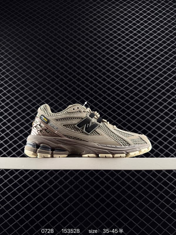 New Balance 9061 Chunky Sneakers – Beige/Black
