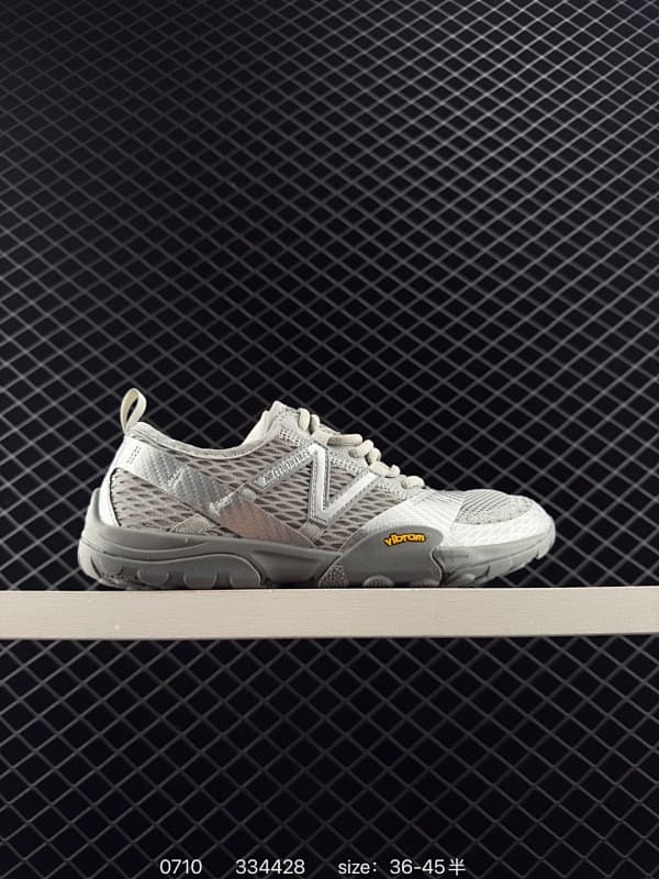 New Balance Sneakers – Gray/Silver
