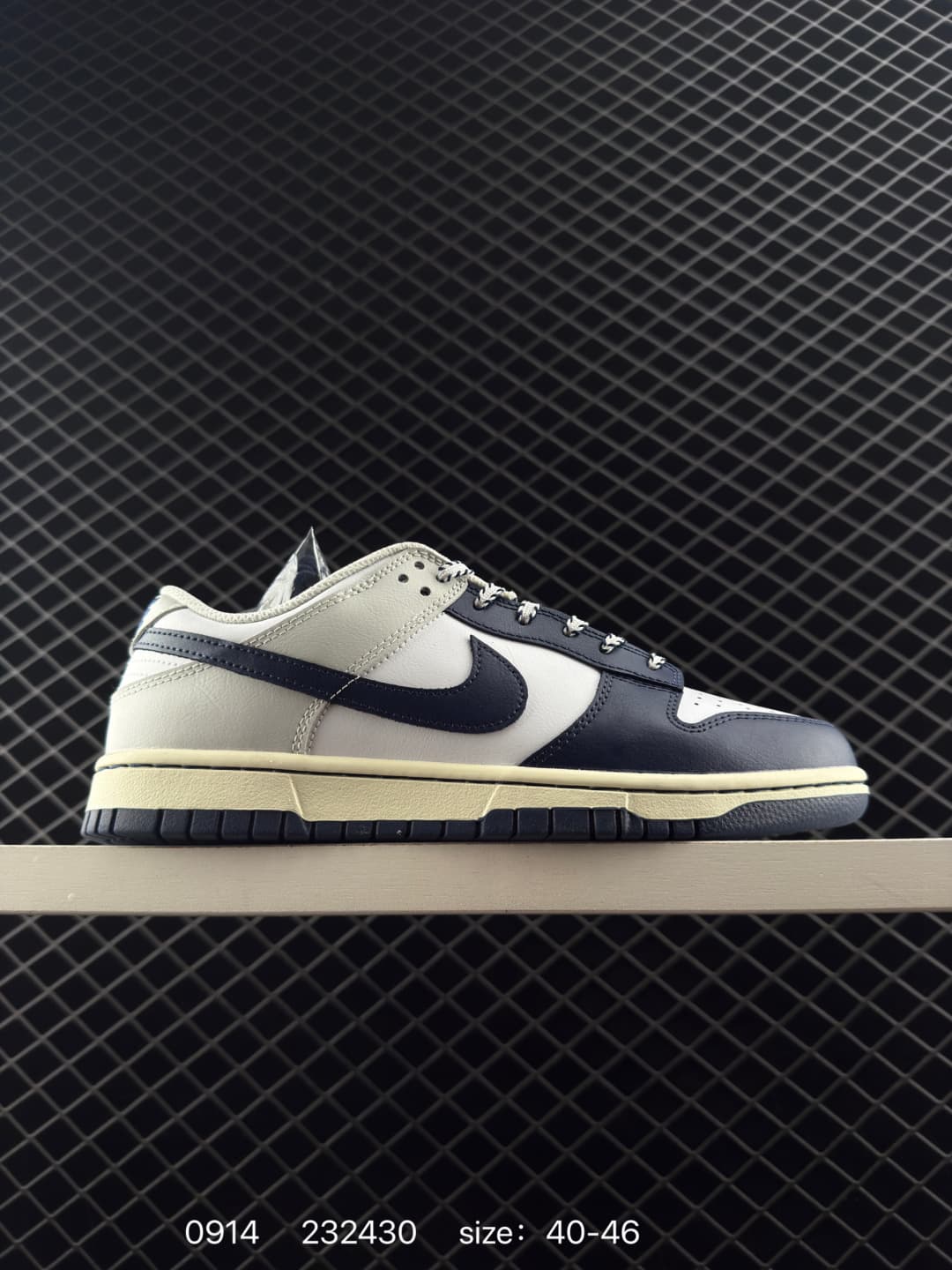 Nike Lifestyle Sneakers – Beige/Navy