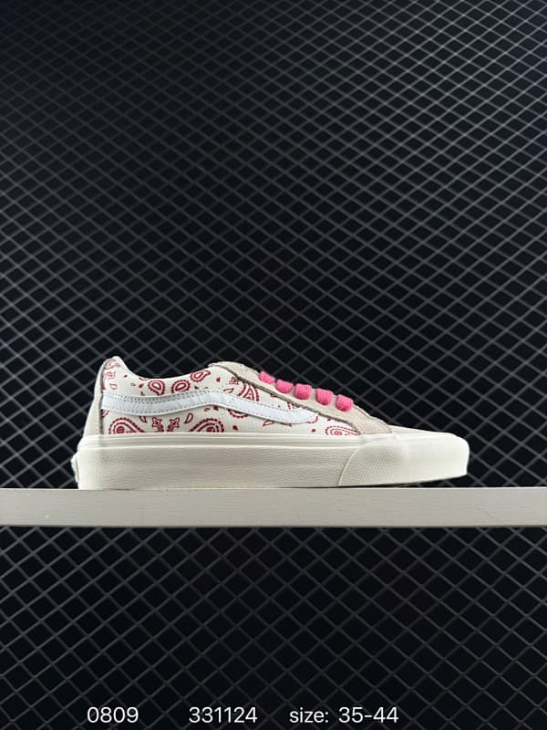 Generic Skateboard Shoes – Beige/Pink