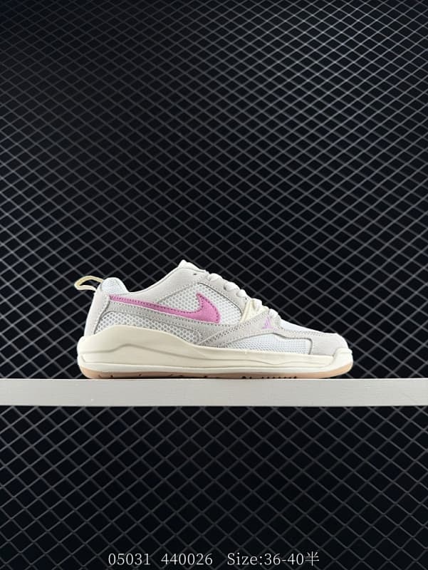 Nike Lifestyle Sneakers – Beige/Pink
