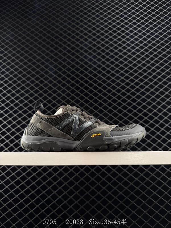 New Balance Sneakers – Gray/Black