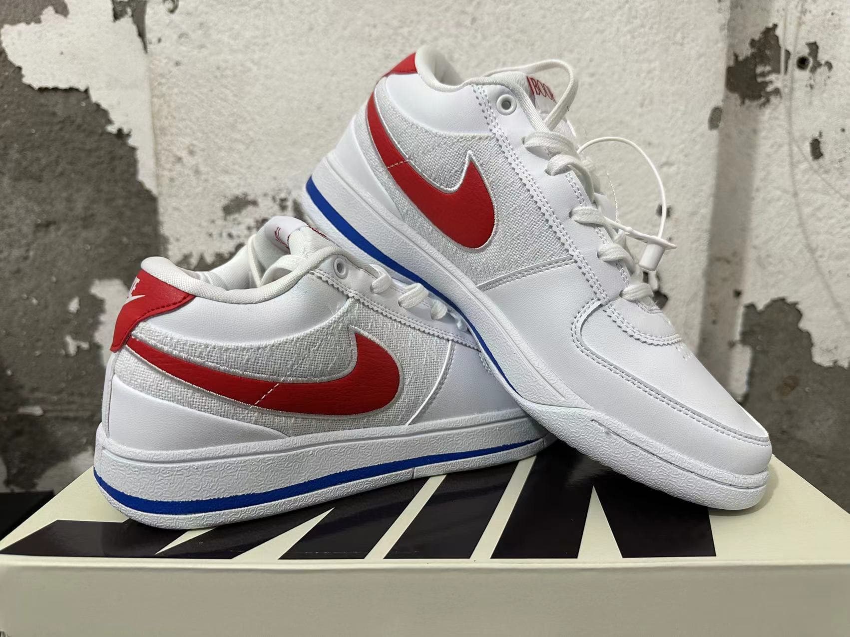 Nike Lifestyle Sneakers – White/Red