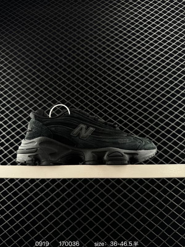 New Balance Chunky Sneakers – Black