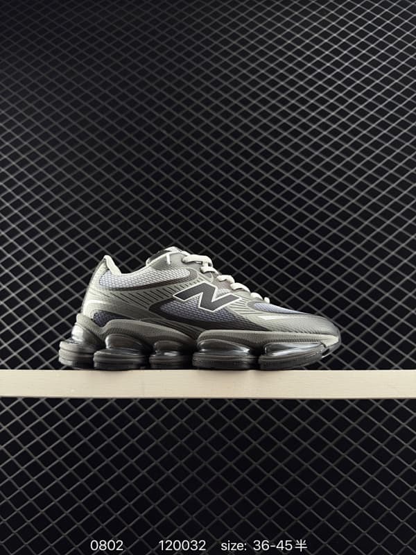 New Balance Chunky Sneakers – Gray/Black