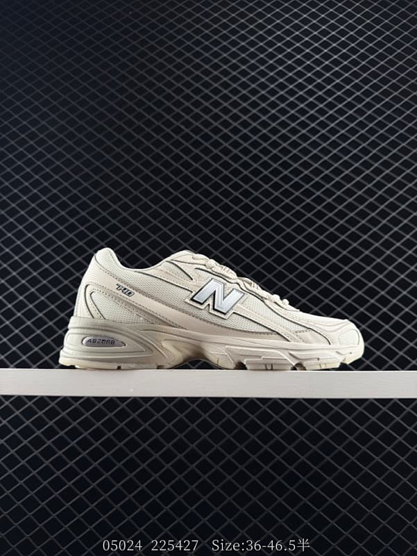 New Balance 710 Chunky Sneakers – Beige/Silver