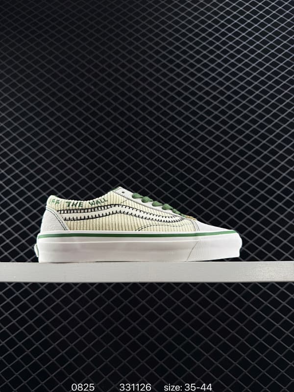 Generic Sneakers – Beige/Green