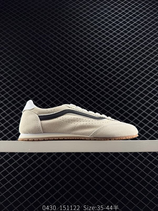 Generic Sneakers – Beige/Black