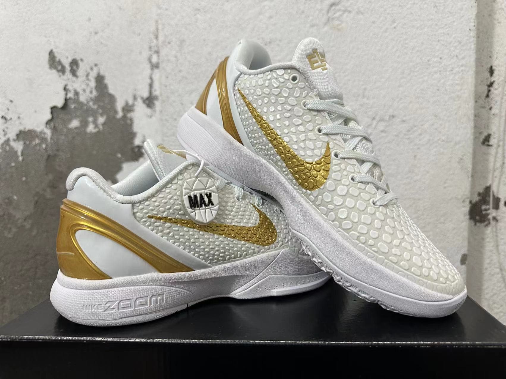 Nike Basketball Shoes – White/Gold