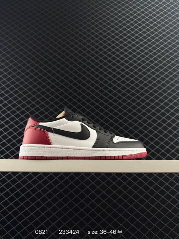 Nike Lifestyle Sneakers – Black/Red