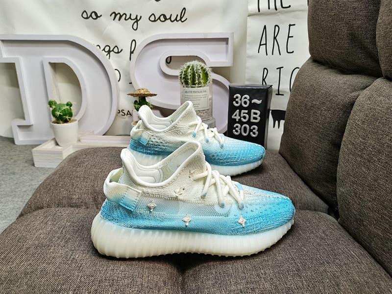 Generic Sneakers – Blue/White