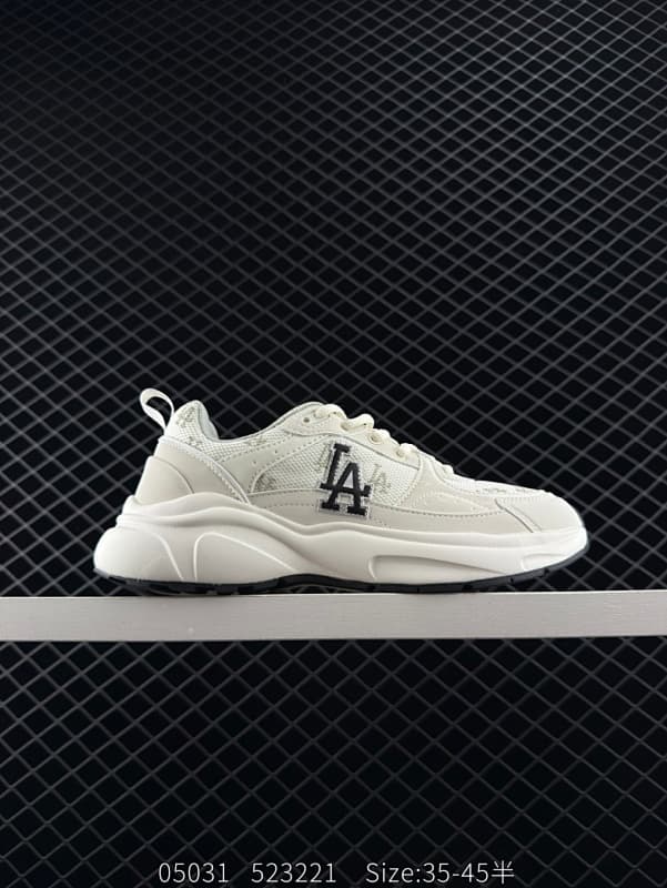 Generic Sneakers – White/Black