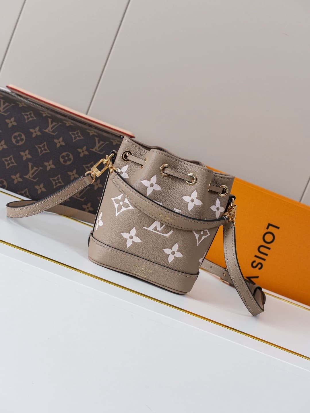 Louis Vuitton Bucket Bag – Beige/White