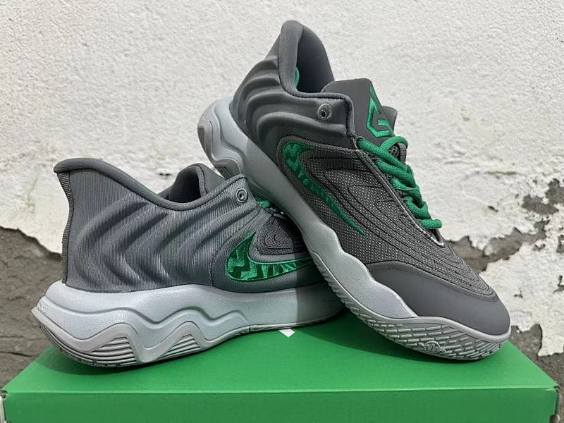 Nike Lifestyle Sneakers – Gray/Green