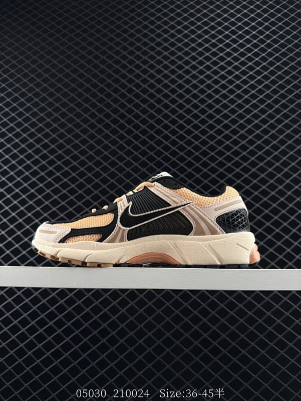 Nike Chunky Sneakers – Beige/Black