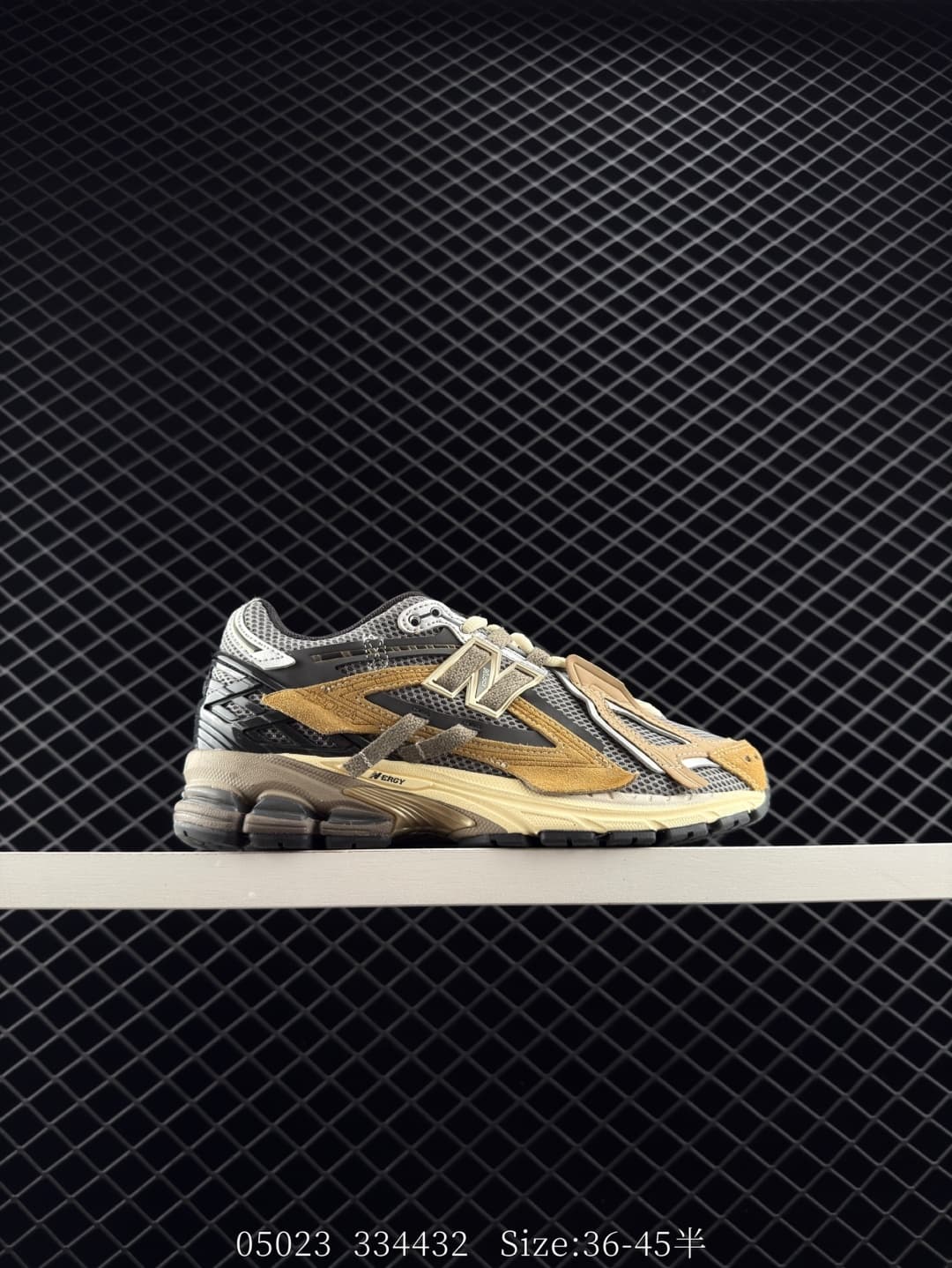 New Balance Chunky Sneakers – Beige/Black