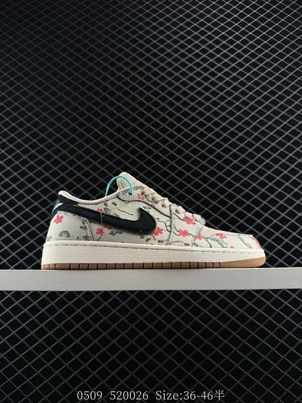 Nike Lifestyle Sneakers – Beige/Multicolor