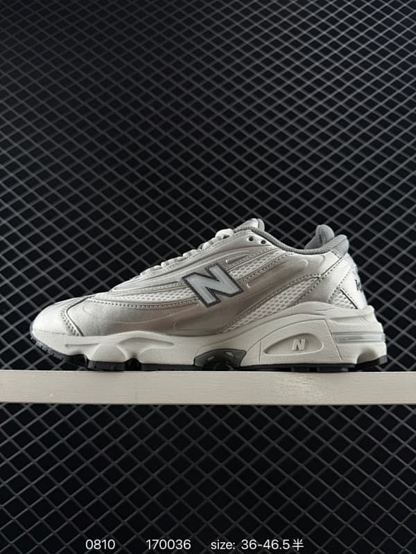 New Balance Chunky Sneakers – Gray/Black