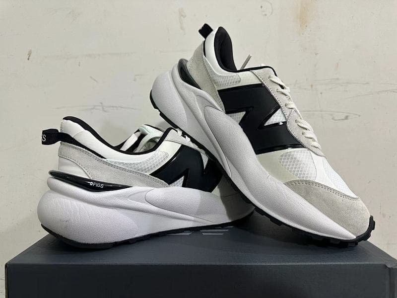 New Balance Chunky Sneakers – White/Black