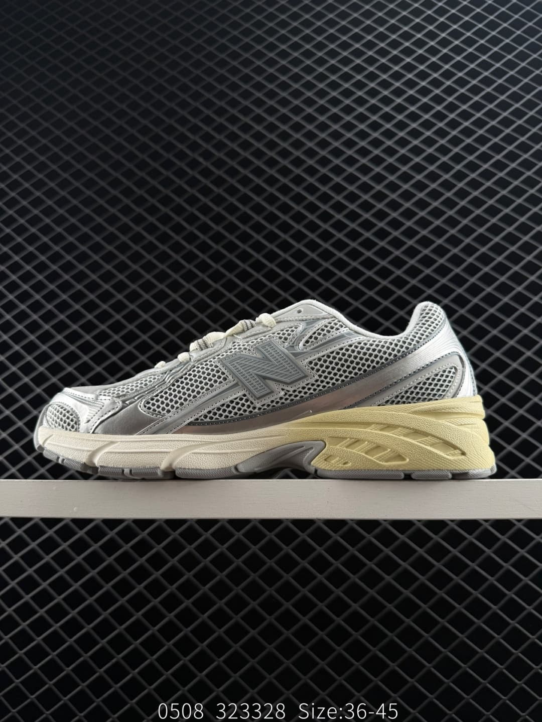 New Balance Chunky Sneakers – Gray/Beige
