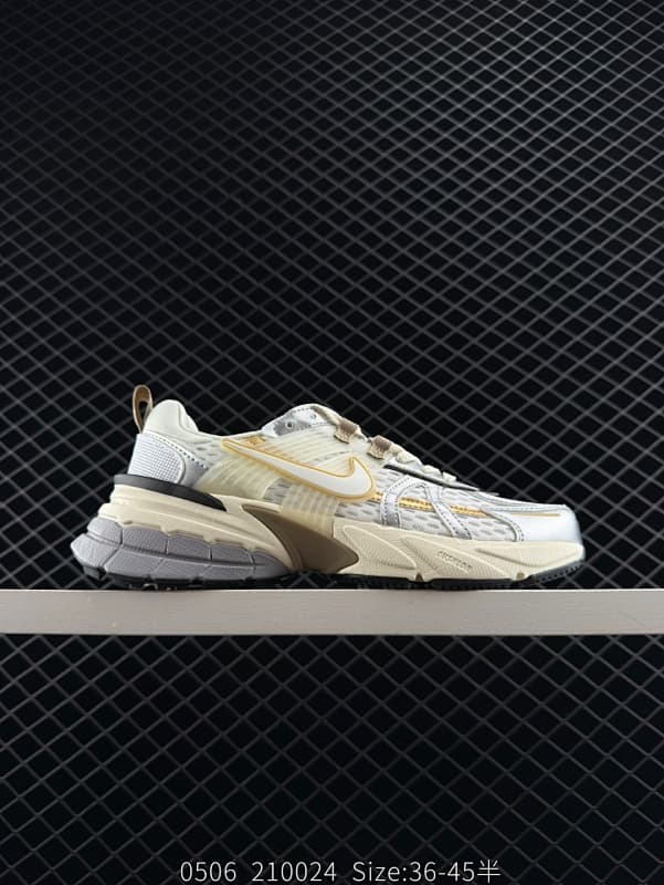 Nike Chunky Sneakers – Beige/Gold