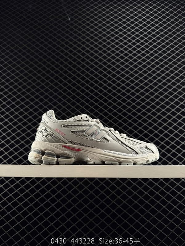 New Balance Chunky Sneakers – Gray/Red