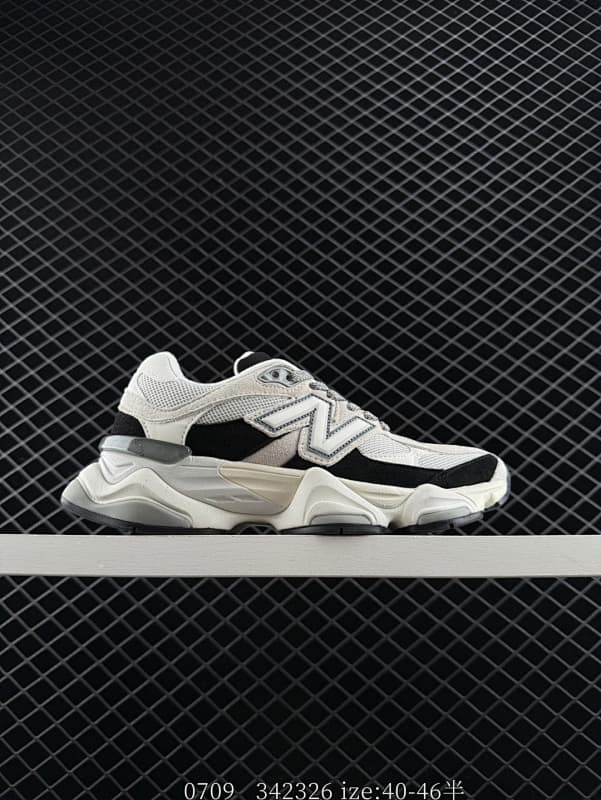 New Balance Chunky Sneakers – White/Black