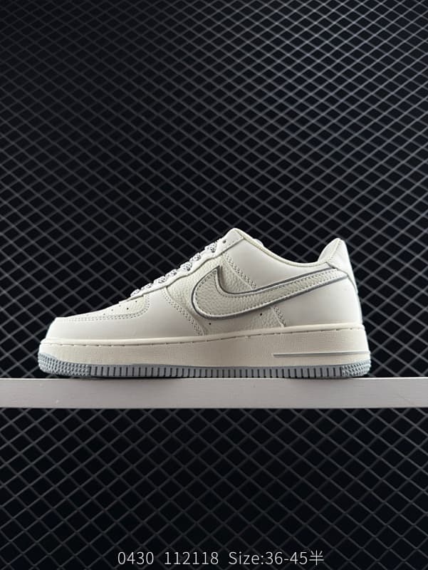 Nike Lifestyle Sneakers – Beige/Gray