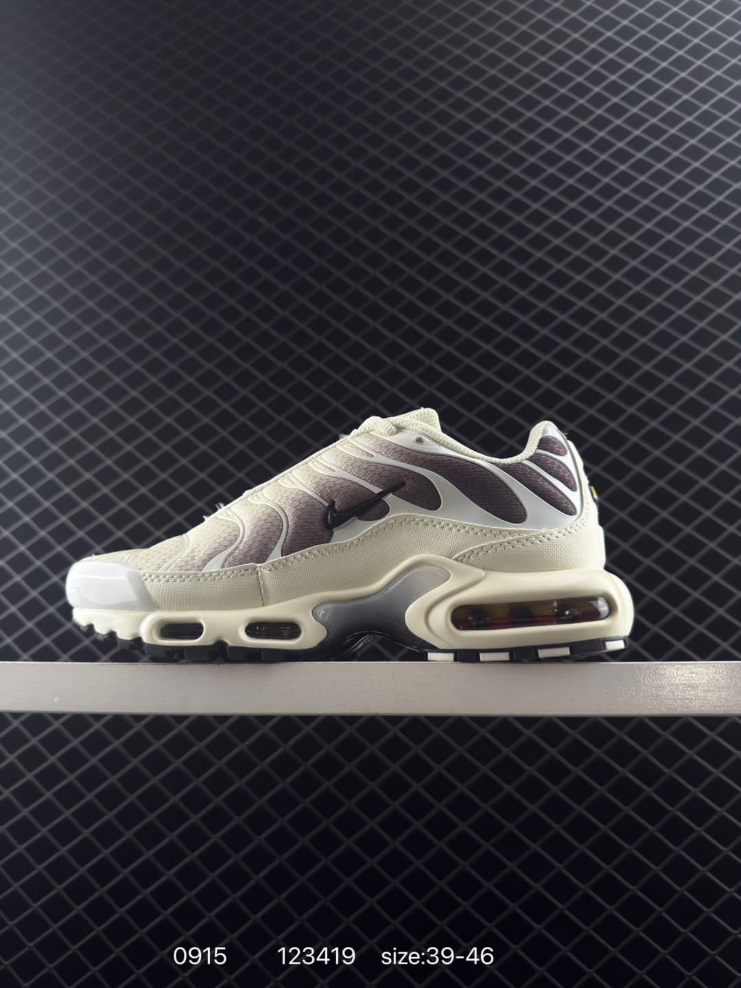 Nike Air Max Plus Lifestyle Sneakers – Beige/Purple